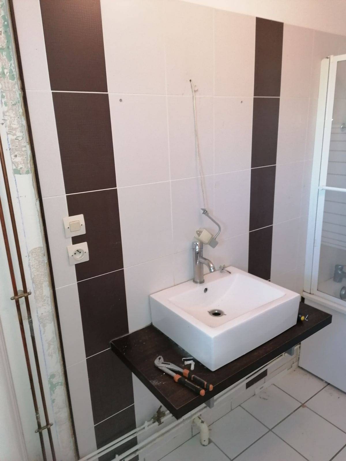 Rénovation d'une salle de bain vieillissante près de Neuchatel en Bray 76